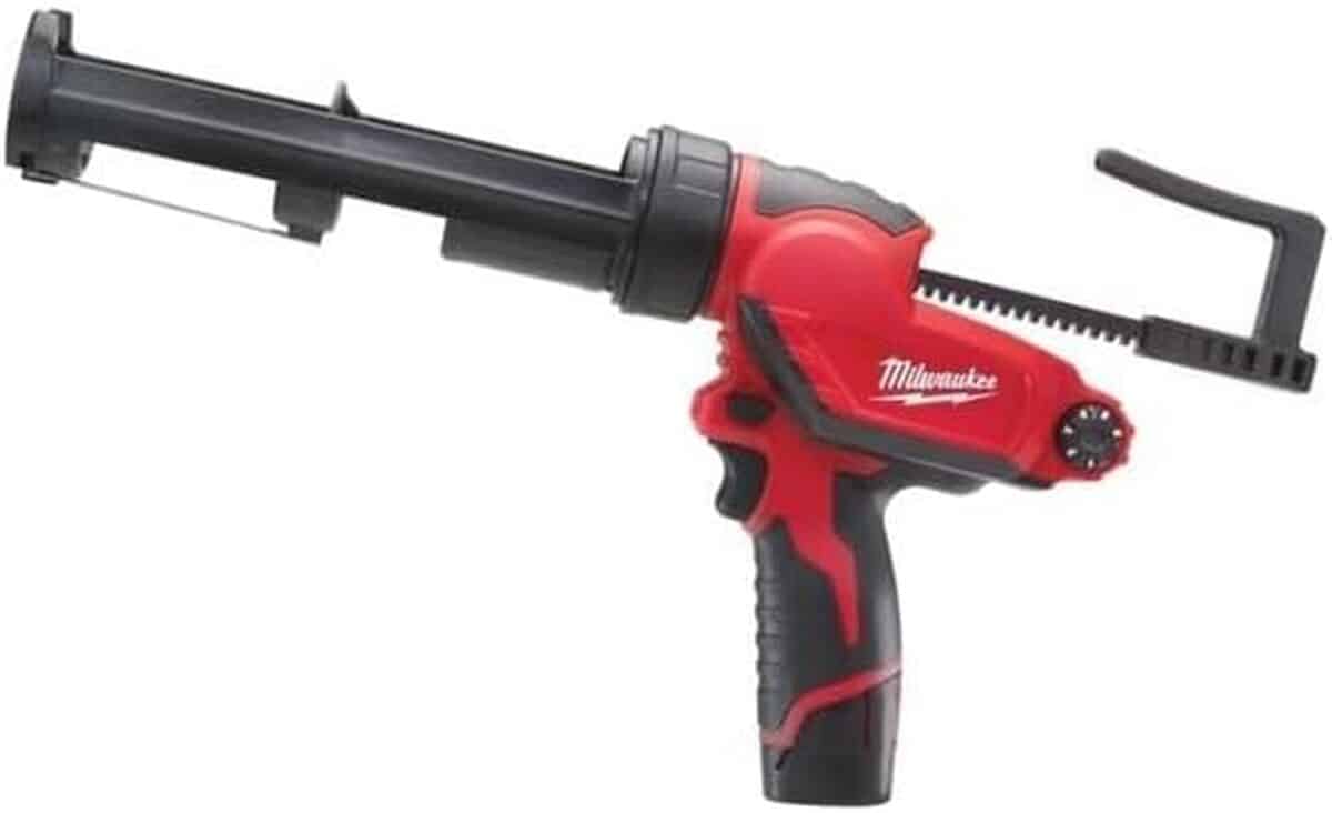 Test du pistolet à colle Milwaukee M12 PCG 310C-201B : précision et puissance