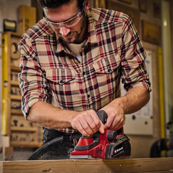 Einhell Rabot électrique TE-PL 920 (profondeur de passe jusqu'à 3,5 mm, semelle avec 3 rainures en V, avec butée parallèle et fer TCT)