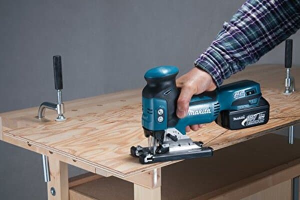 Découvrez notre test complet de la scie sauteuse Makita DJV181RT1J 18V LXT : analyse des performances, avantages, inconvénients et avis pour faire le bon choix.