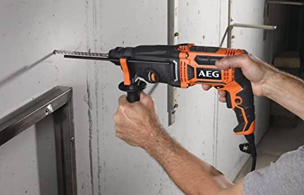 Découvrez notre test détaillé sur le perforateur burineur AEG KH24IE 800W 24mm : performance, caractéristiques et avis d'experts pour faire le meilleur choix pour vos travaux