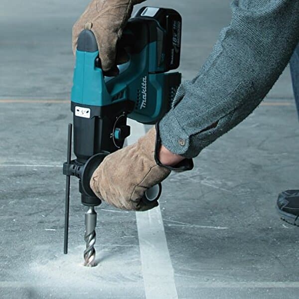 Découvrez notre test complet du perforateur-burineur Makita DHR243ZJ 18 V : performances, caractéristiques et avis détaillé pour les professionnels et bricoleurs.